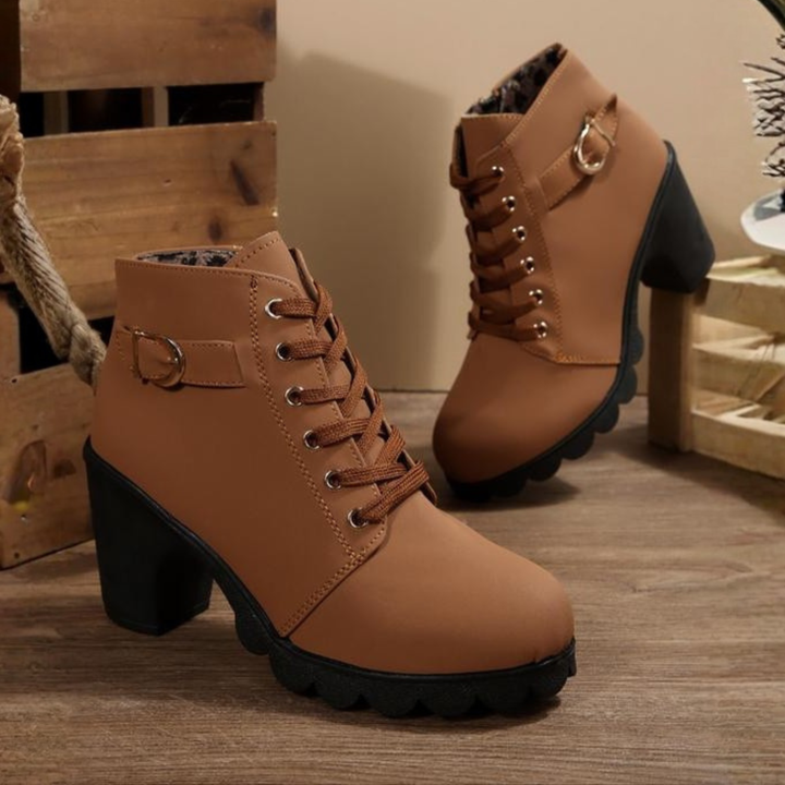 Katni | Botines elegantes gruesos con cordones y hebilla metálica.