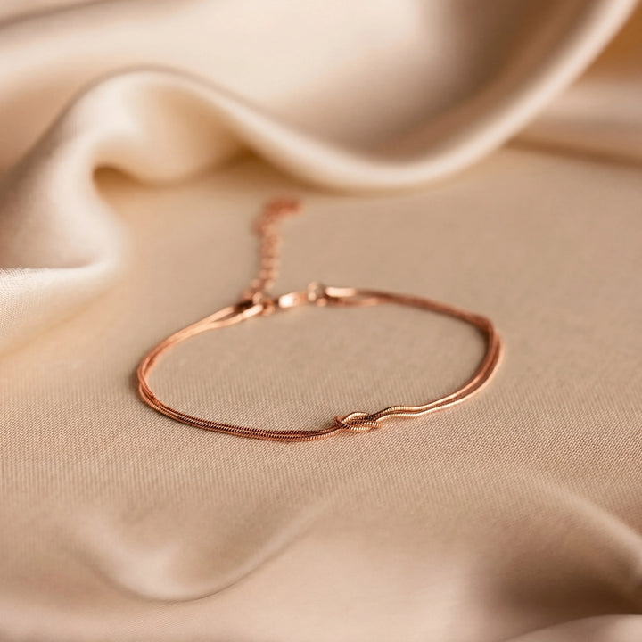 Pulsera Nudo Eterno: un regalo significativo para parejas, mejores amigos y familiares.