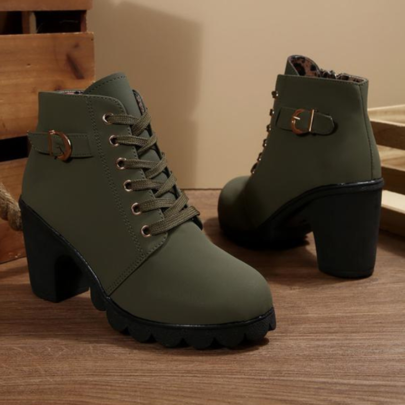 Katni | Botines elegantes gruesos con cordones y hebilla metálica.