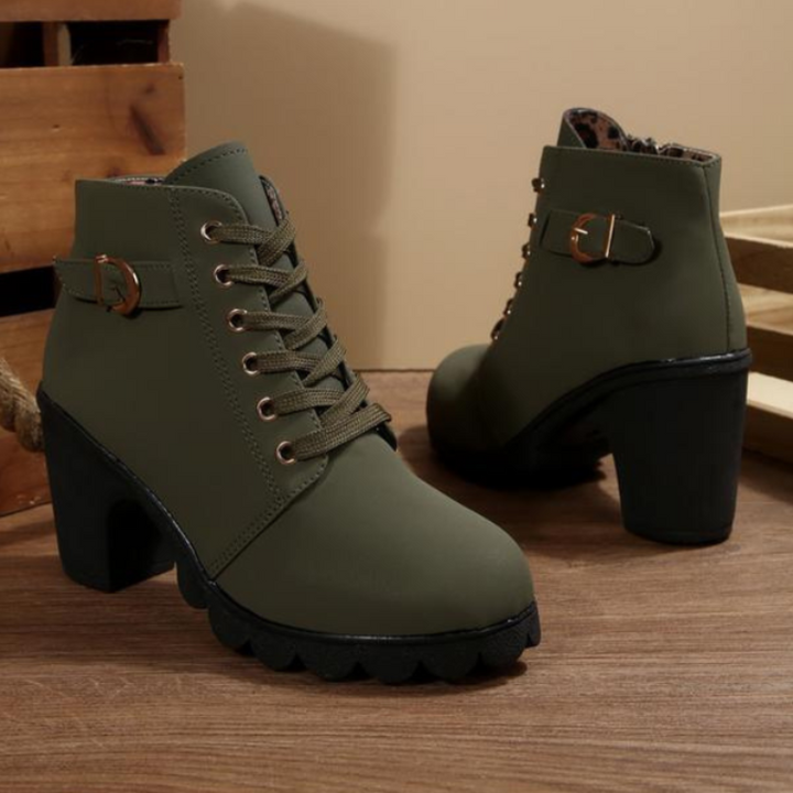 Katni | Botines elegantes gruesos con cordones y hebilla metálica.