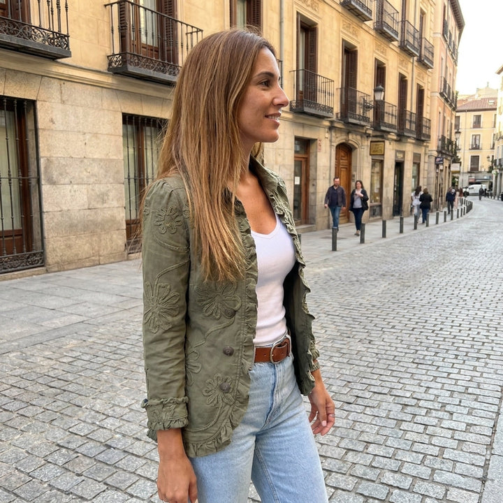 Olivia | Chaqueta con volantes bordados